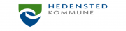 Et billede af Hedensted Kommunes våbenskjold. Grøn top med blå bund. Derpå er der en opadgående og en nedadgående bue.